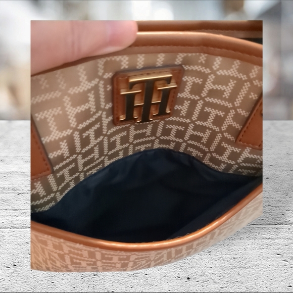 Tommy Hilfiger tote/purse/bag. - Picture 10 of 14